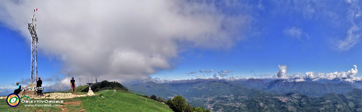 51 Alla croce di vetta del Linzone (1392 m) con vista in Orobie.jpg
